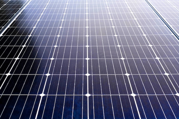 Poziome panele fotowoltaiczne dachowej elektrowni słonecznej