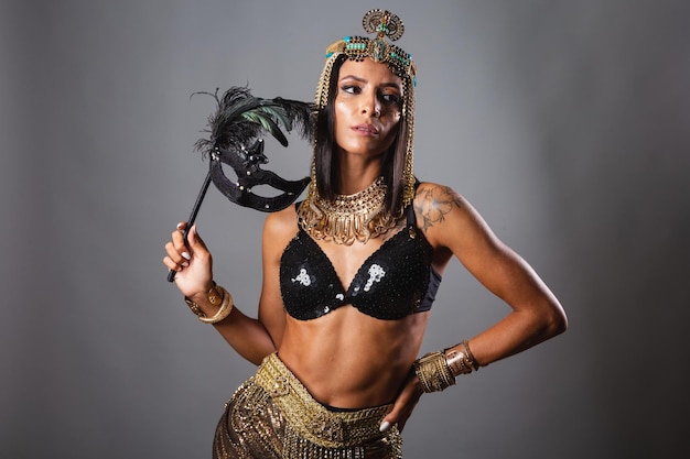 Poziome pół ciała zastrzelonych piękna brazylijska kobieta w karnawałowych ubraniach tańczy