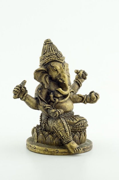 Pozłacana postać słonia Ganesha na białym tle