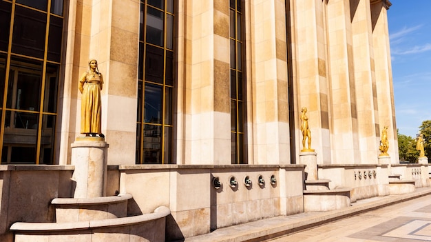 Pozłacane Posągi Kobiety Na Place Du Trocadero W Paryżu