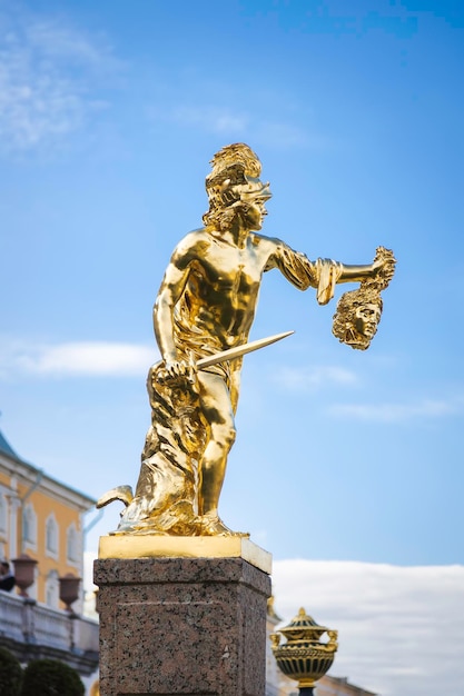 Pozłacany posąg Perseusza z głową Meduzy Gorgon Peterhof St Petersburg Rosja