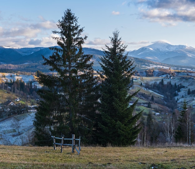 Późną Jesienią Scena Górskich Przed Zachodem Słońca Z Wierzchołkami Pokrytymi śniegiem W Daleko Malownicza Podróżująca Sezonowa Przyroda I Scena Piękna Krajobrazu Karpaty Na Ukrainie
