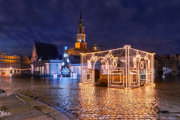 Poznański ratusz i zdobiona fontanna na Starym Rynku na Starym Mieście w Wigilię Bożego Narodzenia, Poznań