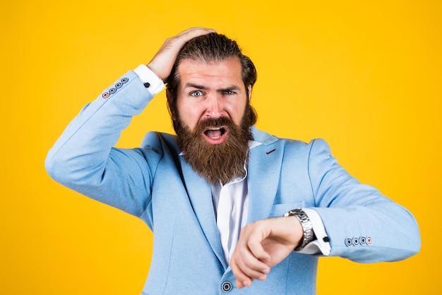 Zdjęcie późny mężczyzna patrz na czas na zegarze brodaty dojrzały hipster nosić kurtkę pewny siebie biznesmen ma modną fryzurę mężczyzna z brodą o formalnym wyglądzie męskie piękno i moda