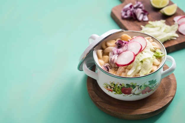 Pozole czerwony typowe meksykańskie jedzenie