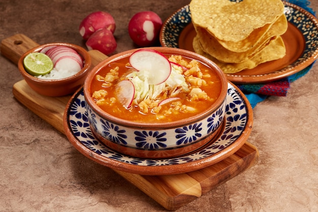 Zdjęcie pozole rojo mexicano con carne de cerdo