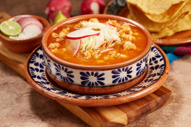 Zdjęcie pozole rojo mexicano con carne de cerdo