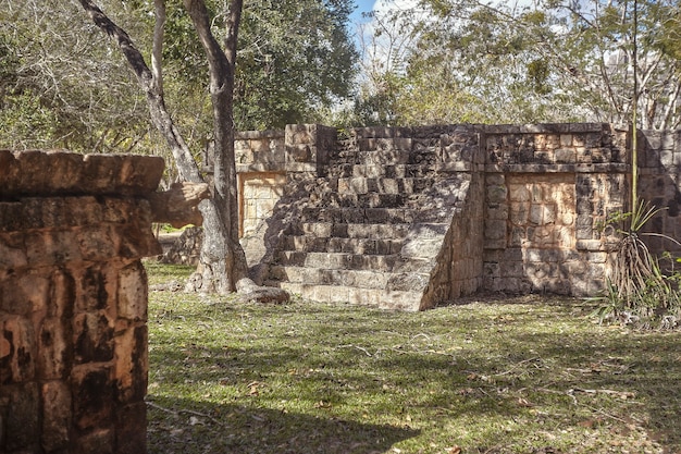 Pozostałości budynku Majów ze schodami wewnątrz kompleksu archeologicznego Chichen Itza w Meksyku