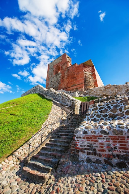 Pozostałości kompleksu zamkowego na wzgórzu w historycznym centrum starego miasta Wilna na Litwie.