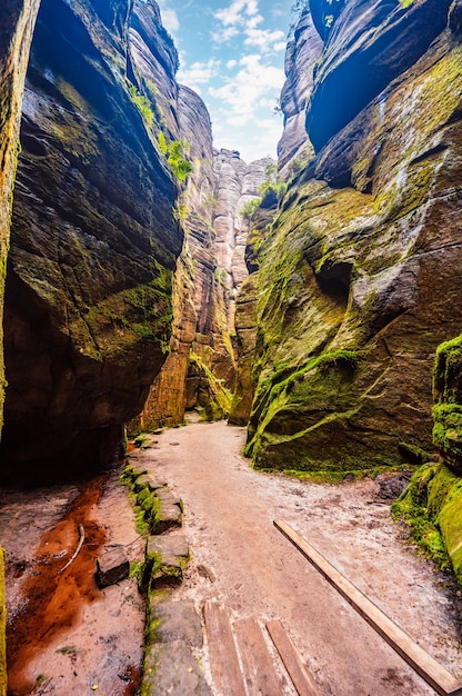Zdjęcie pozostałości skalnego miasta w teplickach skały część parku krajobrazowego adrszpach teplice w regionie wyżyna broumovska w czechach czechy czeskie góry