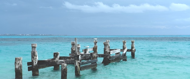 Pozostałości starego molo na plaży Playa Caracol w Cancun w Meksyku?
