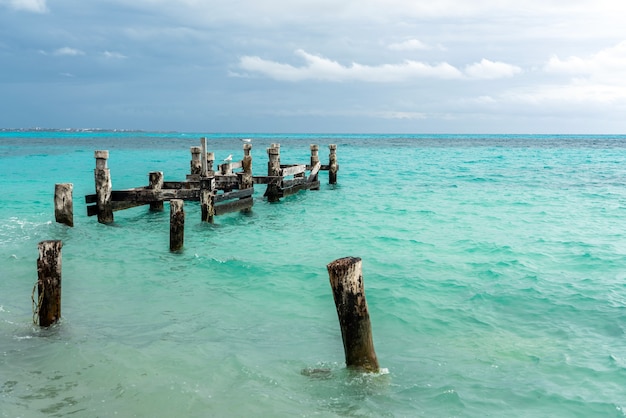 Pozostałości starego molo na plaży Playa Caracol w Cancun w Meksyku?