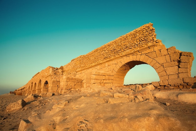 Pozostałości starożytnego rzymskiego akweduktu w starożytnym mieście Cezarea w Izraelu