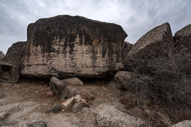 Zdjęcie pozostałości starożytnej cywilizacji. rezerwat gobustan, azerbejdżan