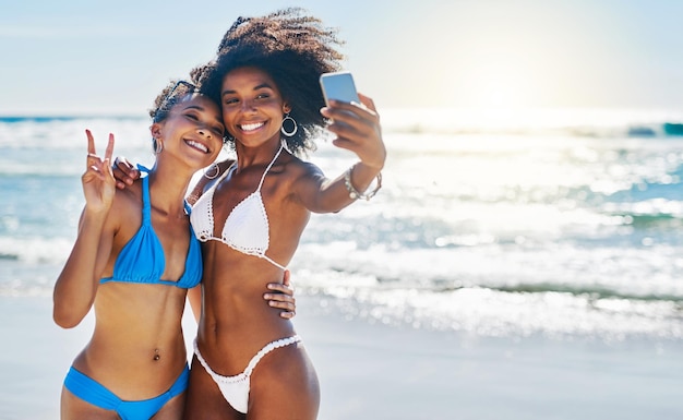 Pozostań Na Plaży Ujęcie Dwóch Młodych Kobiet Robiących Sobie Selfie Na Plaży