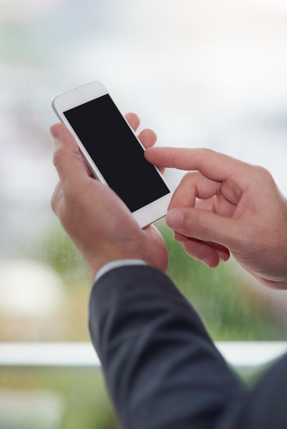 Pozwól, aby technologia pomogła Ci zająć się biznesem Przycięte zdjęcie korporacyjnych biznesmenów wysyłających SMS-y przez telefon komórkowy