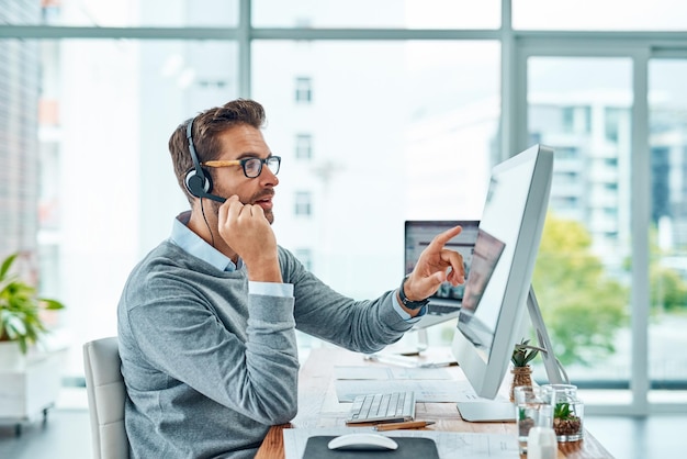 Pozwól, że poprowadzę Cię krok po kroku przez proces Ujęcie młodej agentki call center pracującej w biurze