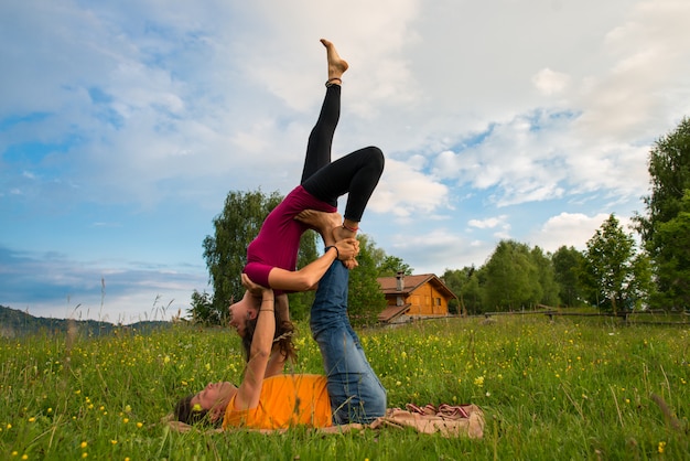 Pozycje Acroyoga dziewczyna mężczyzna w naturze w górach