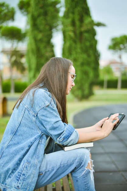 pozytywna studentka przygotowująca się do nauki w parku