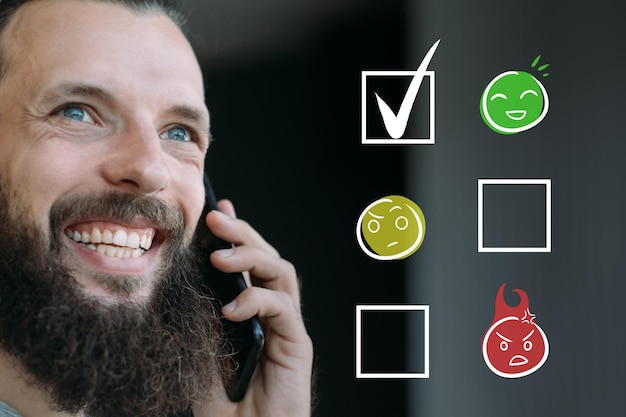 Zdjęcie pozytywne opinie ankieta mobilna ranking jakości usług zadowoleni klienci płci męskiej oceniają najlepsze wrażenia na telefonie z ilustracją listy kontrolnej emotikonów