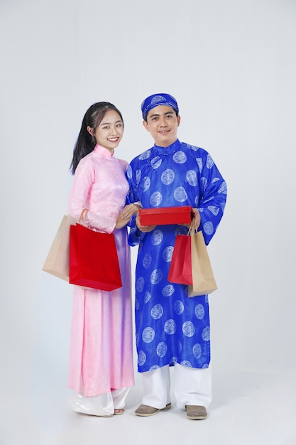 Pozytywne wietnamskie młode małżeństwo w tradycyjnym zwyczaju na Księżycowy Nowy Rok znany jako Święto Tet