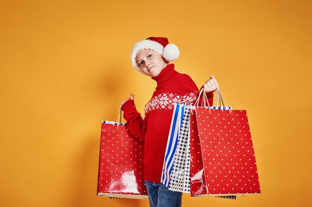 Pozytywny Chłopak W Santa Hat Z Prezentami