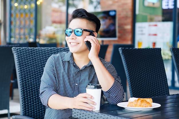 Pozytywny mężczyzna dzwoni na telefon