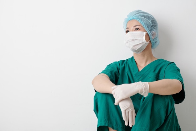 Pozytywny młody azjatycki chirurg odpoczywa po udanej operacji