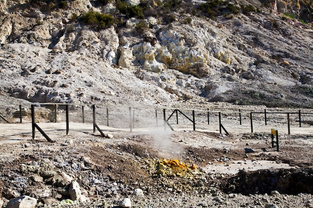 Pozzuoli, Włochy. Obszar Solfatara, wciąż czynny krater wulkaniczny.