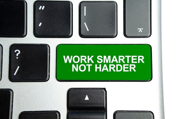 Praca mądrzej, nie trudniej. Słowa na zielonym przycisku klawiatury.