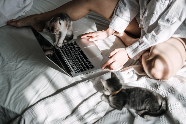 praca w domu praca zdalna praca online biuro domowe kobieta pracująca na laptopie w łóżku