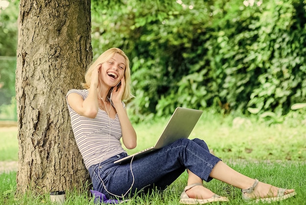 Praca w letnim parku Powody, dla których powinieneś zabrać swoją pracę na zewnątrz Natura jest niezbędna dla dobrego samopoczucia i zdolności do produktywności Praca dla dziewczyn z laptopem w parku Czas na lunch, relaks lub przerwa na kawę