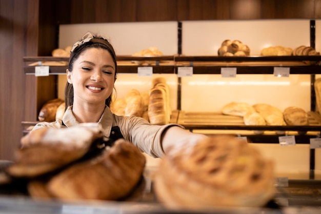 Praca w piekarni i sprzedaż pysznych, świeżych ciast i pieczywa