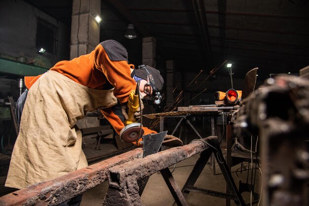 Praca w warsztacie mechanicznym z różnymi narzędziami