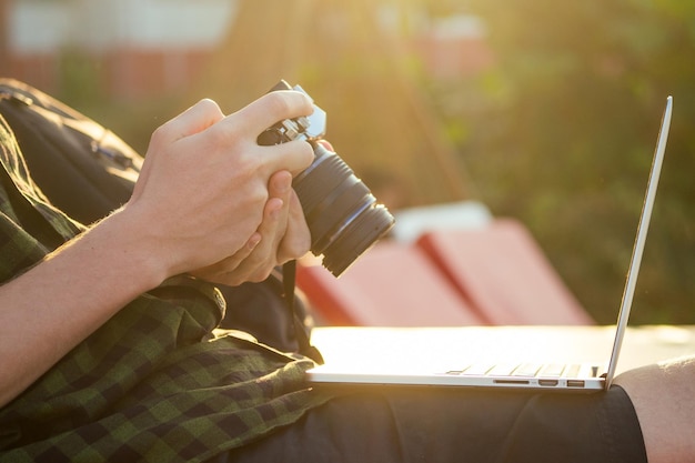 Praca zdalna surfing i wakacje freelance Młody freelancer surfer biznesmen pracy laptopa na tropikalnej plaży w letniej kawiarni na ulicy wakacje werandy w egzotycznym kraju