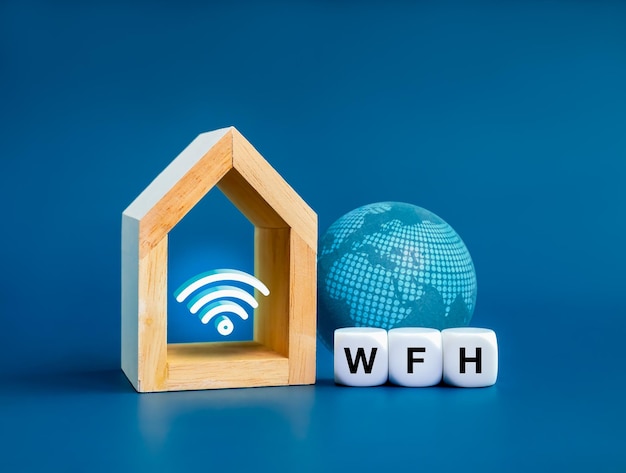Zdjęcie praca zdalna w domu i koncepcje niezależne tekst wfh na białym bloku sześcianu i symbol ikony 3d wi-fi pojawiają się w nowoczesnym drewnianym domu w pobliżu cyfrowego świata odizolowanego na niebieskim tle w minimalistycznym stylu
