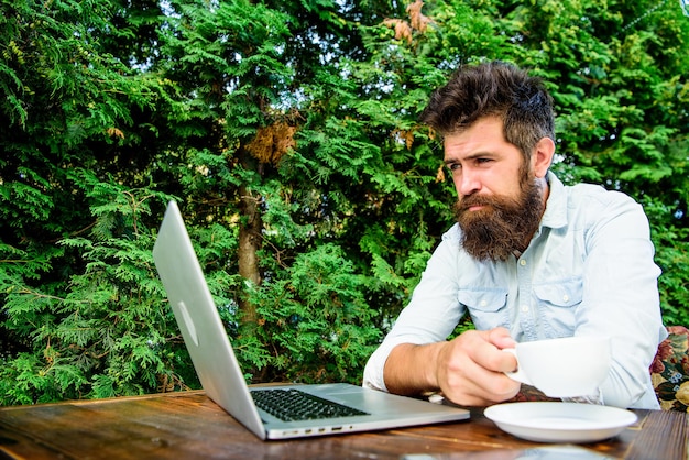 Praca Zdalna. Wolny Zawód Zawodowy. Bardzo Dobrze. Hipster Zajęty Freelancerem. Wifi I Laptop. Pij Kawę I Pracuj Szybciej. Brodaty Mężczyzna Sukcesy Freelancer. Zadowolony Z Wyniku.