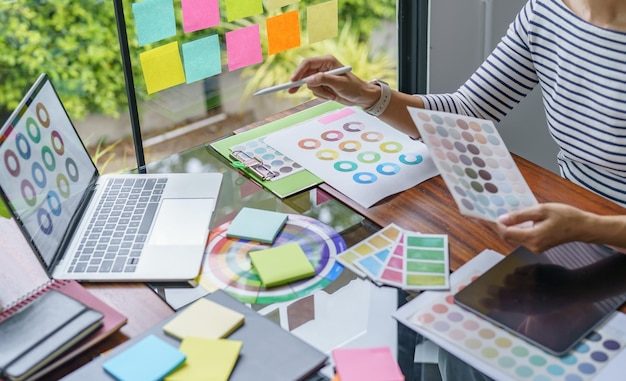 Praca zespołowa burza mózgów Kreatywny pomysł Projekt biznesowy Ludzie biznesowi spotykają się, robią notatki podczas dyskusji z próbkami kolorów, aby podzielić się pomysłem