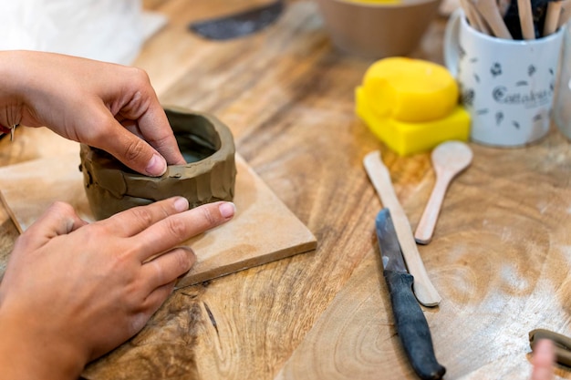 Prace ceramiczne Kształtowanie gliny na stole roboczym