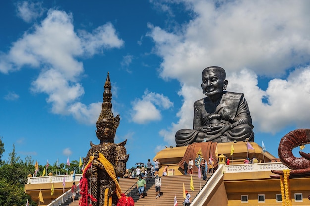 Prachuap Khiri Khantajlandia 29072022luang Pu Thuat Wielki Posąg Buddy W świątyni Huay Mongkol W Dzielnicy Hua Hin świątynia Huay Mongkol Zawiera Największy Posąg Luang Pho Thuat Na świecie