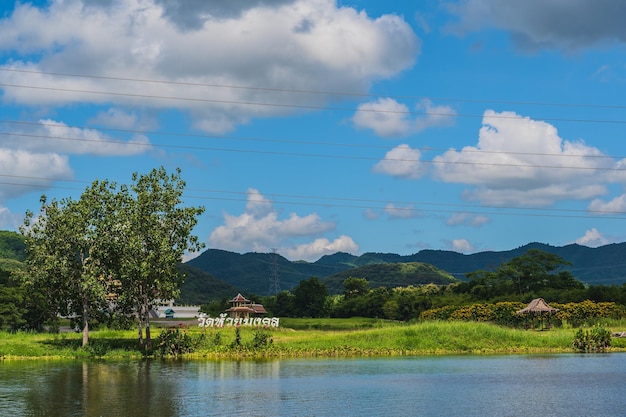 Prachuap Khiri KhanTajlandia 29072022Widok krajobrazu z tamy świątyni Huay Mongkol w dzielnicy Hua Hin Świątynia Huay Mongkol zawiera największy posąg Luang Pho Thuat na świecie