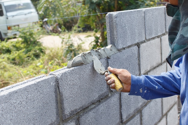 Pracownicy budują mur