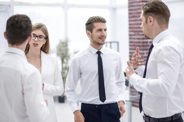 Pracownicy firmy omawiający bieżące zadania pojęcie pracy zespołowej