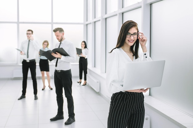 Pracownicy firmy stojący w przestronnym lobby biurowym