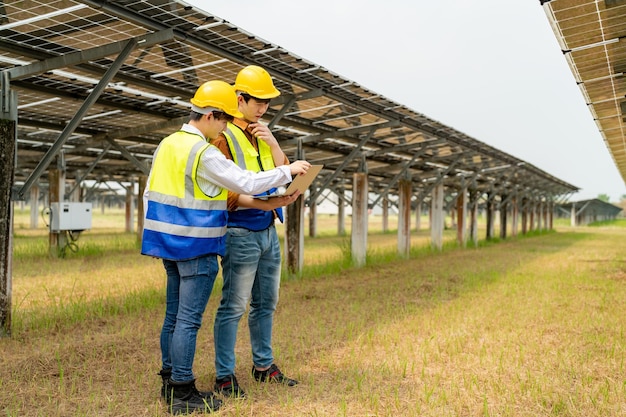 Pracownicy instalujący panele słoneczne dla wydajnej energii w mieście