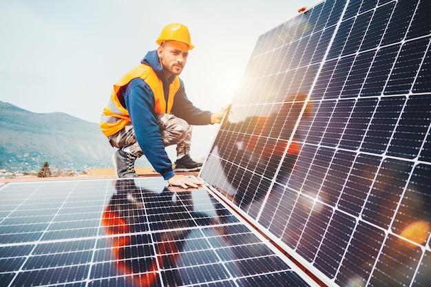 Zdjęcie pracownicy montują system energetyczny z panelem słonecznym na energię elektryczną