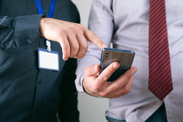 Pracownicy Oglądają Telefon.