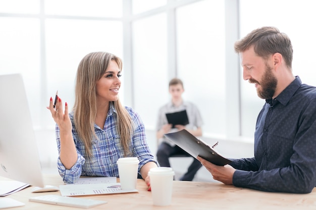 Pracownicy Omawiają Dokumenty Biznesowe W Biurze