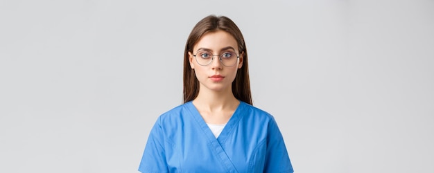 Pracownicy opieki zdrowotnej medycyna ubezpieczenie i koncepcja pandemii kowdów młoda kobieta praktykantka pielęgniarka lub lekarz
