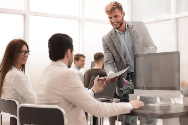 Pracownicy pracujący z dokumentami w koncepcji officebusiness